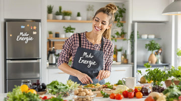 Person bereitet gesunde, zuckerfreie Mahlzeit in heller Küche zu, Chalkboard mit Mehr Energie